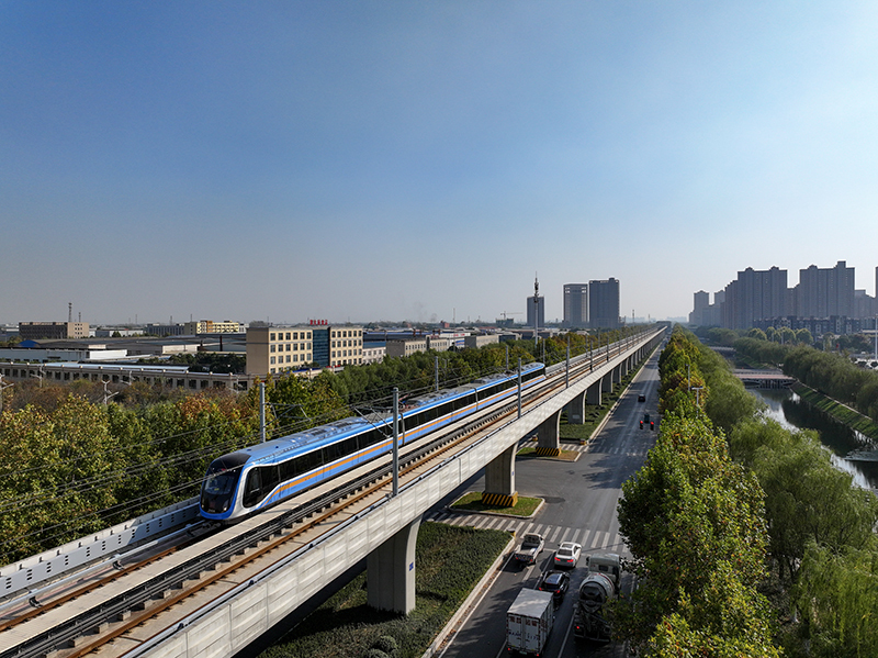 列车行驶在郑许市域铁路上 