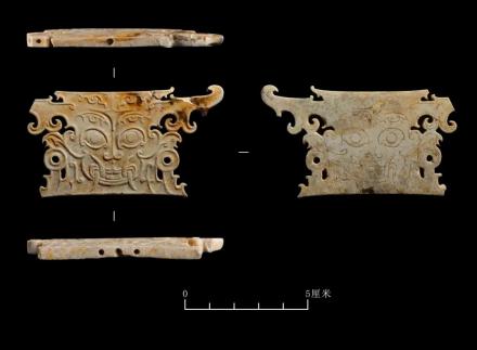 獠牙神面玉牌饰