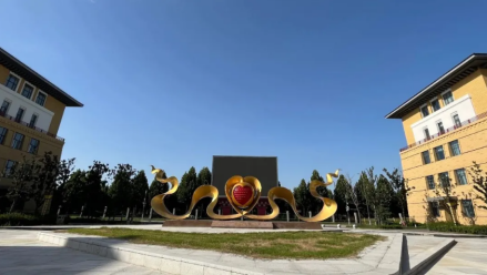 坐落在西藏民族大学团结广场上的“石榴”景观 