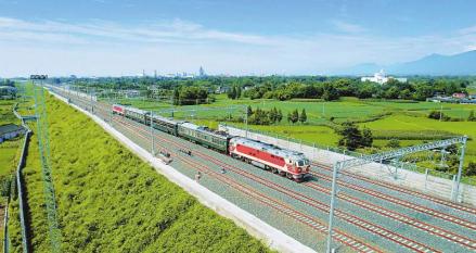 测试列车在川青铁路青白江东至镇江关段运行 