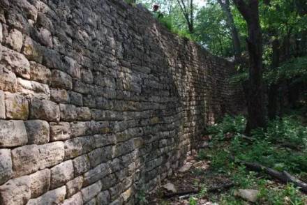 高俭地山城北墙