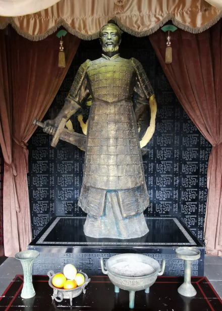 项梁塑像 
