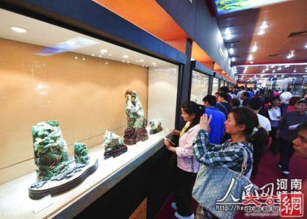 国内外游客参观中国南阳玉雕节玉雕精品展
