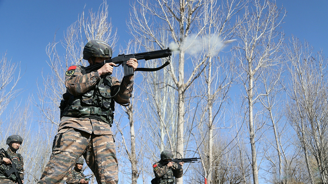 霰弹枪演习射击 