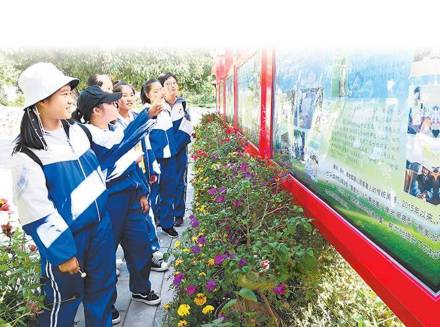 白银市同学们接受孝老爱亲传统教育