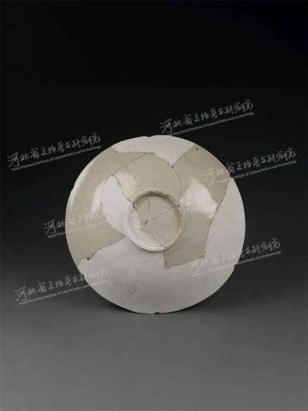 “东宫”款刻龙纹瓷盘