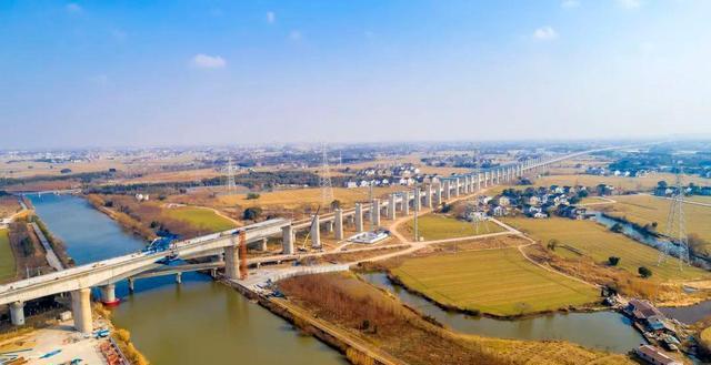 沪宁沿江高速铁路正在架设40米箱梁