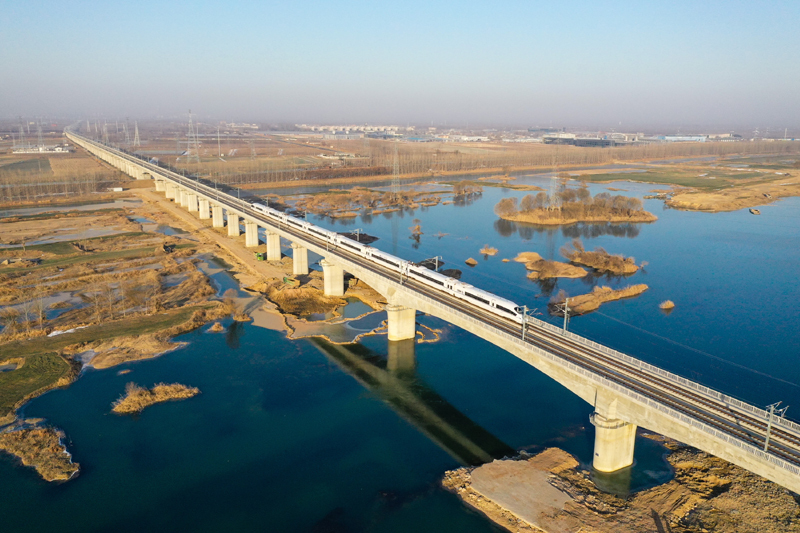 列车通过徐连高速铁路沂河特大桥 