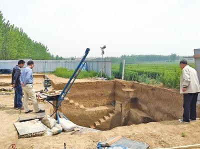 考古人员在研究发掘现场加固方案
