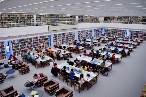 大学图书馆内景