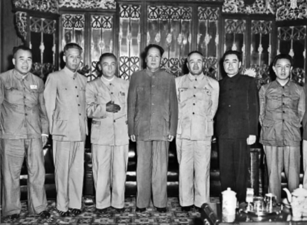1950年6月，毛泽东同志等与邓力群（右一）等同志合影 