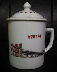 印有大桥图案的搪瓷杯