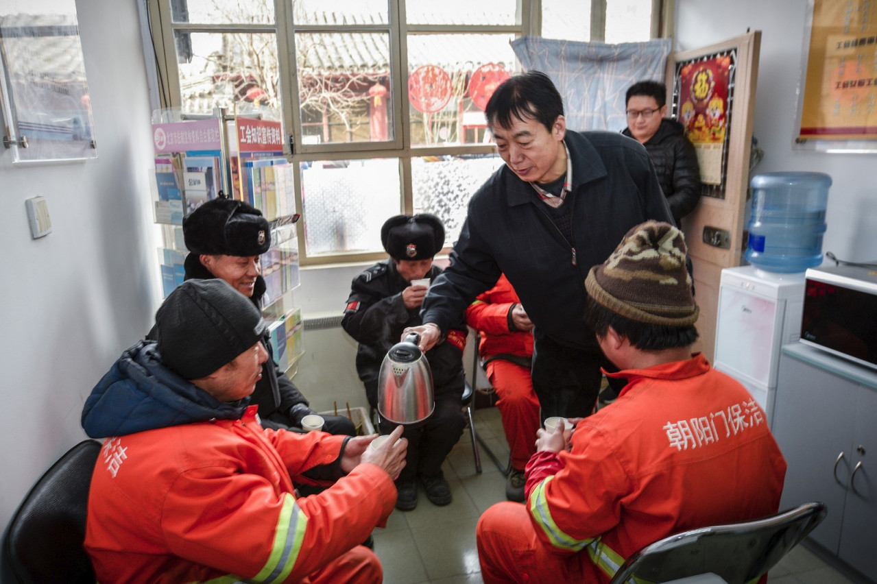 朝阳门街道总工会送温暖