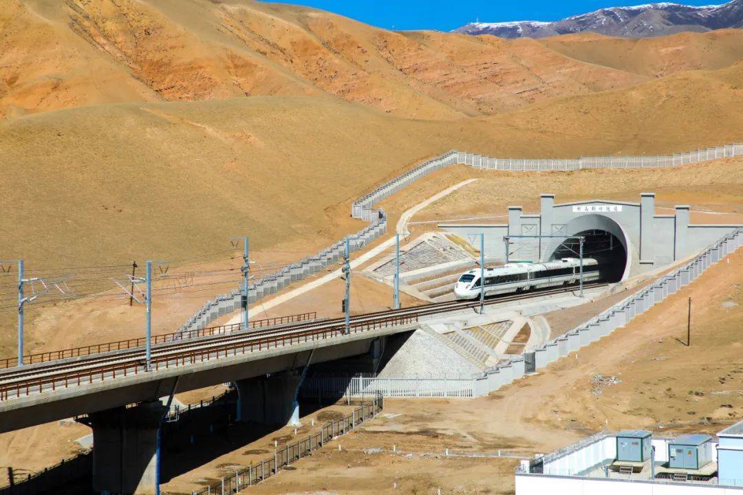 试验动车组行驶在新乌鞘岭隧道群