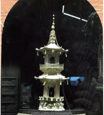 须弥座双重檐银舍利塔