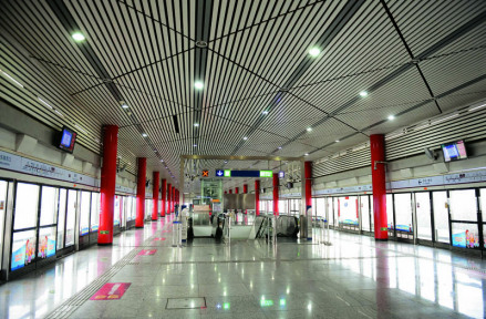 北京地铁15号线“中国红”车站 