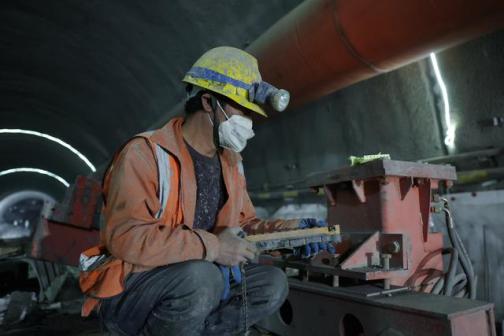 2024年6月3日中铁四局在西成铁路甘肃段格尔隧道内施工作业