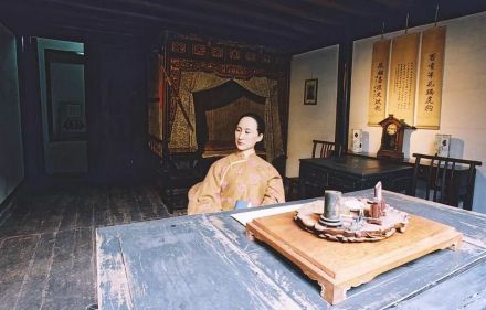 秋瑾塑像