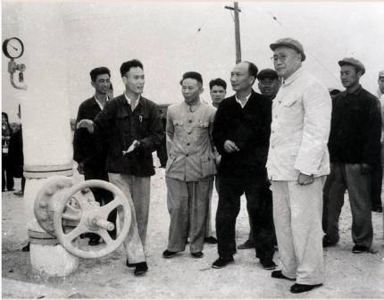 刘伯承视察大庆油田