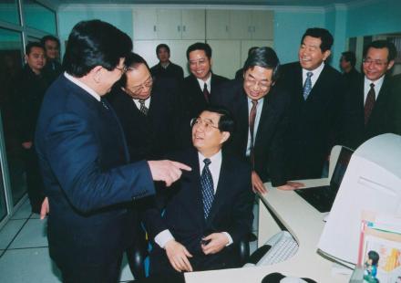 胡锦涛在民进中央机关交谈