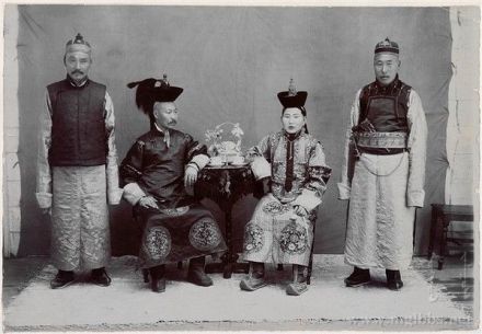陶克陶胡（左二）与家人