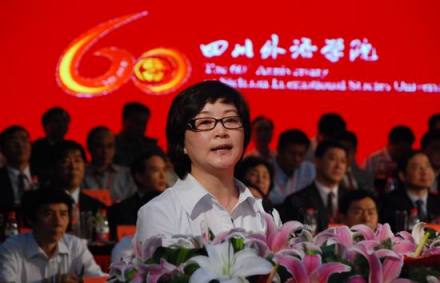 著名制片人曹平代表校友发言