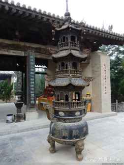 献殿右侧香炉和楹柱上联