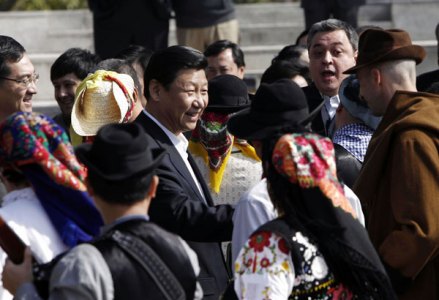 习近平观看土生葡人歌舞表演后和演员在一起 