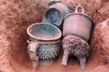 M3二号龛 甗、簋、鼎等出土物