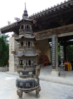 献殿左侧香炉和下联