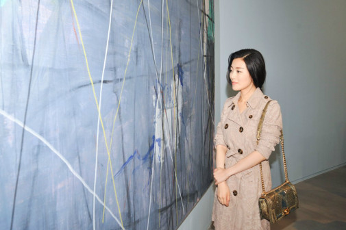 常思思受邀出席谭平画展
