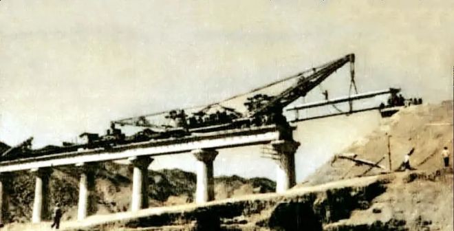 进入新疆的第一座桥梁，红柳河大桥正在修建中