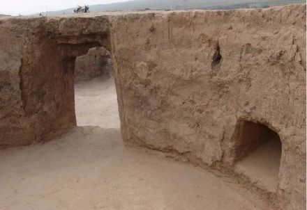 地面式土坯房屋—门、窗俱全