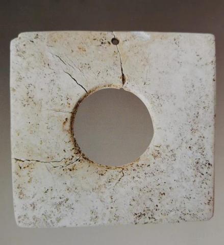 草帽山遗址出土方形玉璧