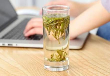 玻璃杯品茶