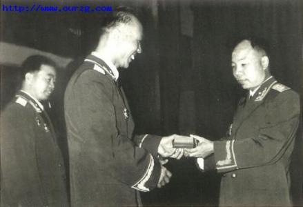 萧华上将为王恩茂(左2)授勋