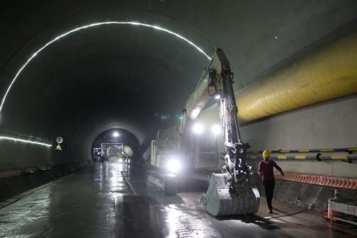 2024年6月3日中铁四局在西成铁路甘肃段格尔隧道内施工作业