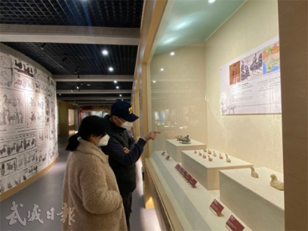 游客在武威市雷台汉文化博物馆参观