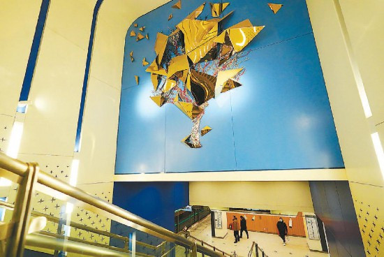 次渠站通道上方的巨幅作品特色鲜明 