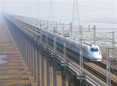 衢九铁路运行和谐号CRH2型电力动车组