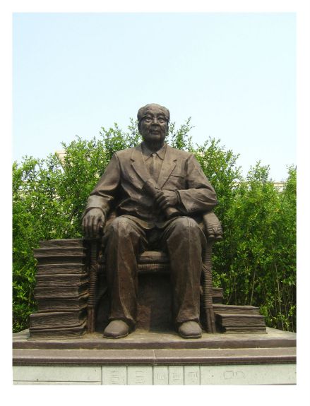 著名物理学家严济慈铜像