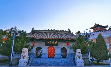 兴隆山的山门