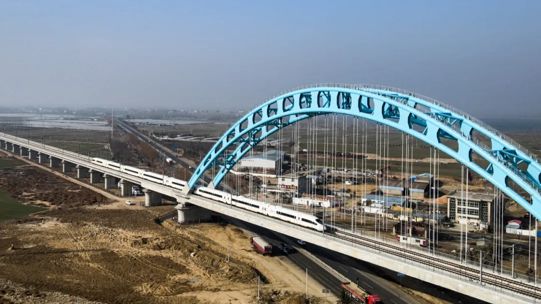 列车行驶在徐连高速铁路东海特大桥上