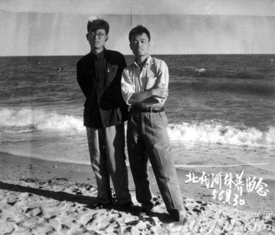 1956-8，刘绍棠和鲍昌在北戴河 