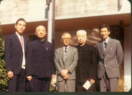 唐弢（左二）、刘殿爵、黄药眠（右二）