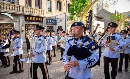香港警察乐队亮相钟楼步行街
