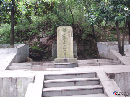胡适题字的徐志摩墓地