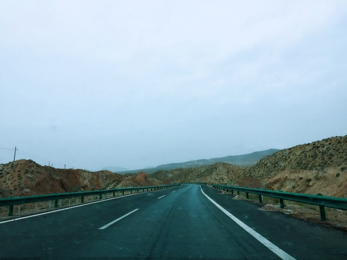 荒芜之地的柳格高速公路