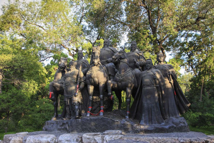 晋祠唐太宗李世民群雕像