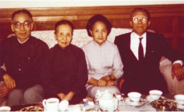 顾毓琇、王婉靖（右二）与冰心、吴文藻（左一）。